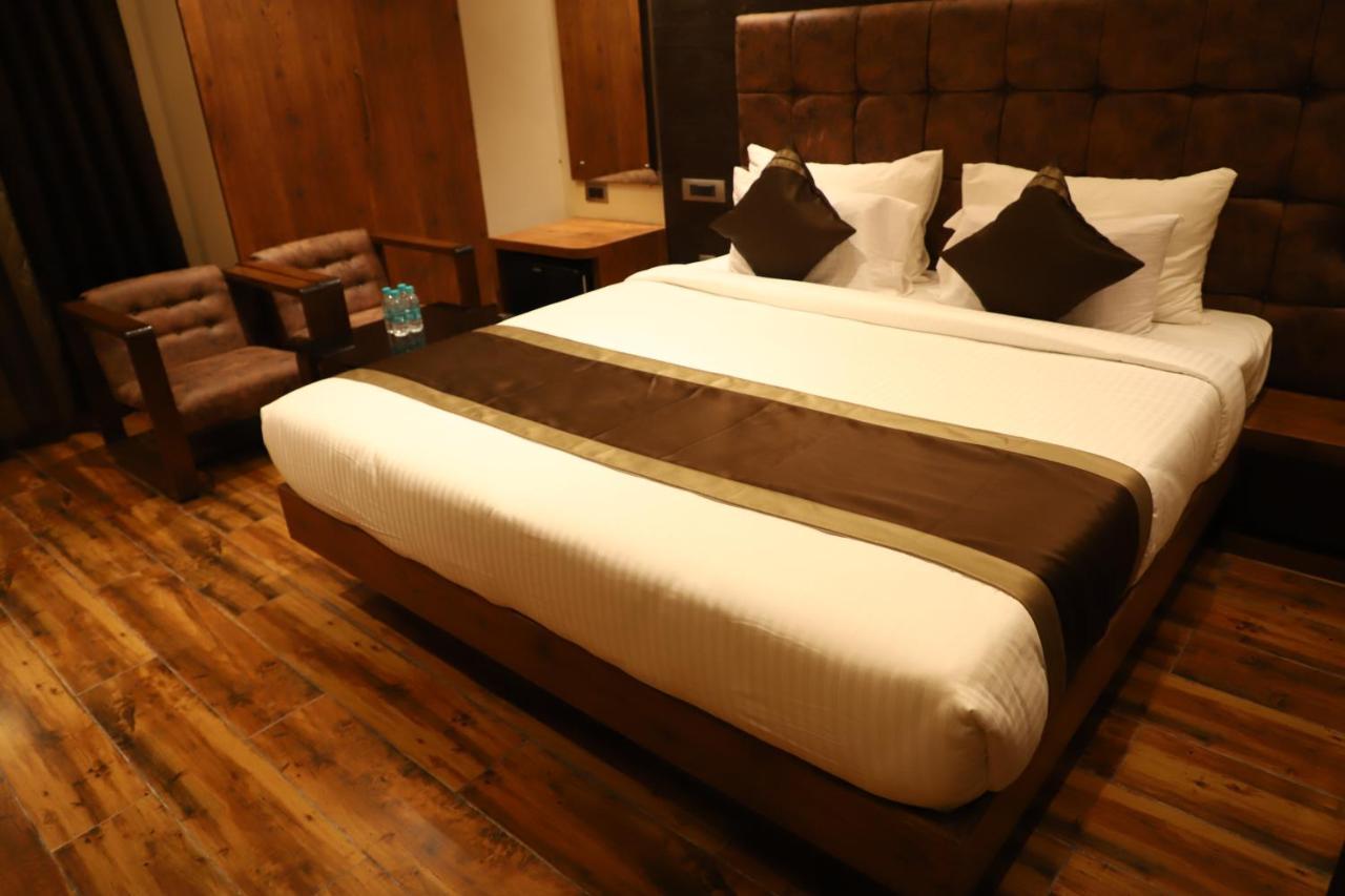 Hotel Emperio Grand Lucknow Exteriör bild