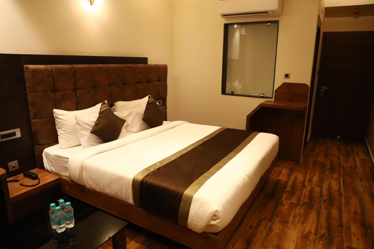 Hotel Emperio Grand Lucknow Exteriör bild