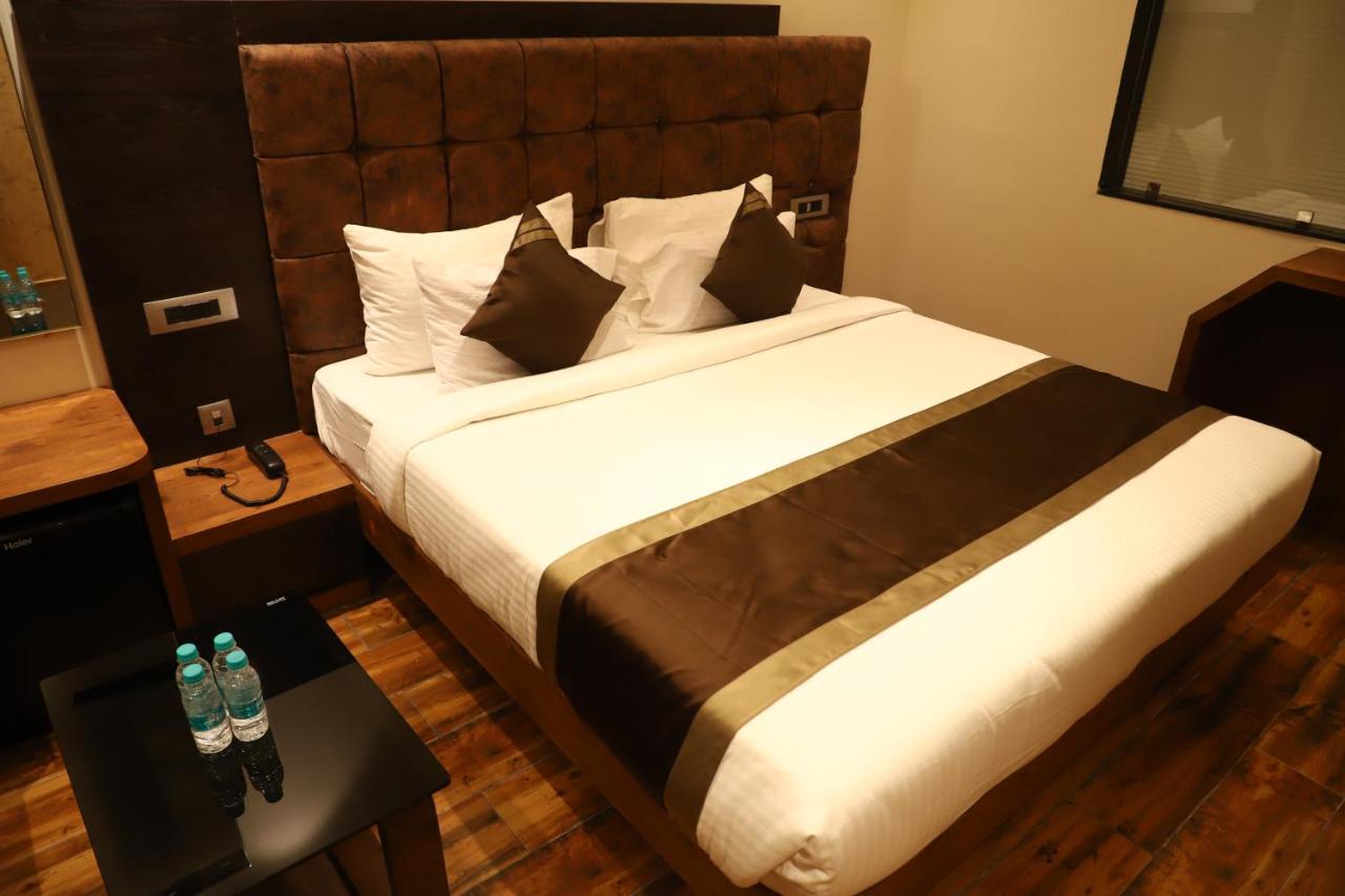 Hotel Emperio Grand Lucknow Exteriör bild