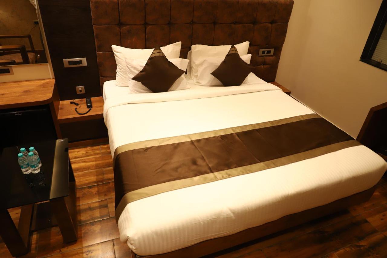 Hotel Emperio Grand Lucknow Exteriör bild